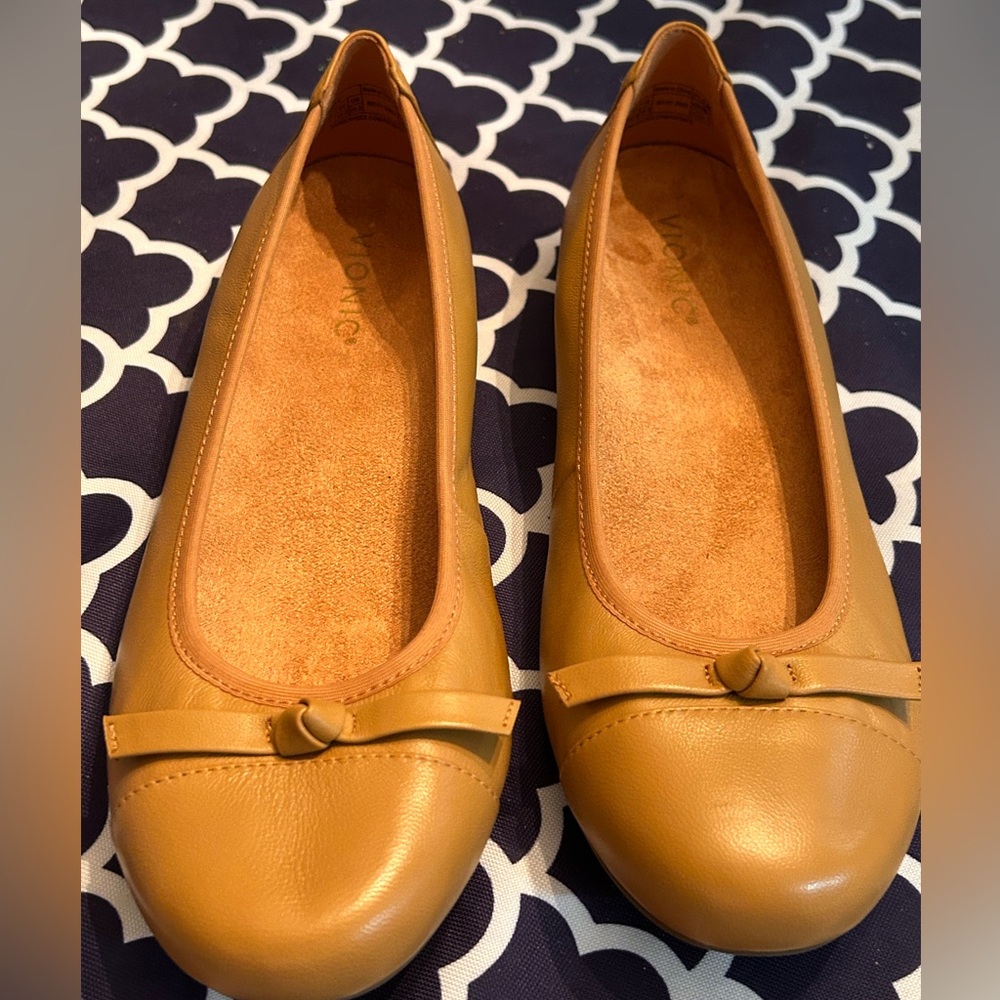 Vionic ballet flats. 9.5. New. Camel color.